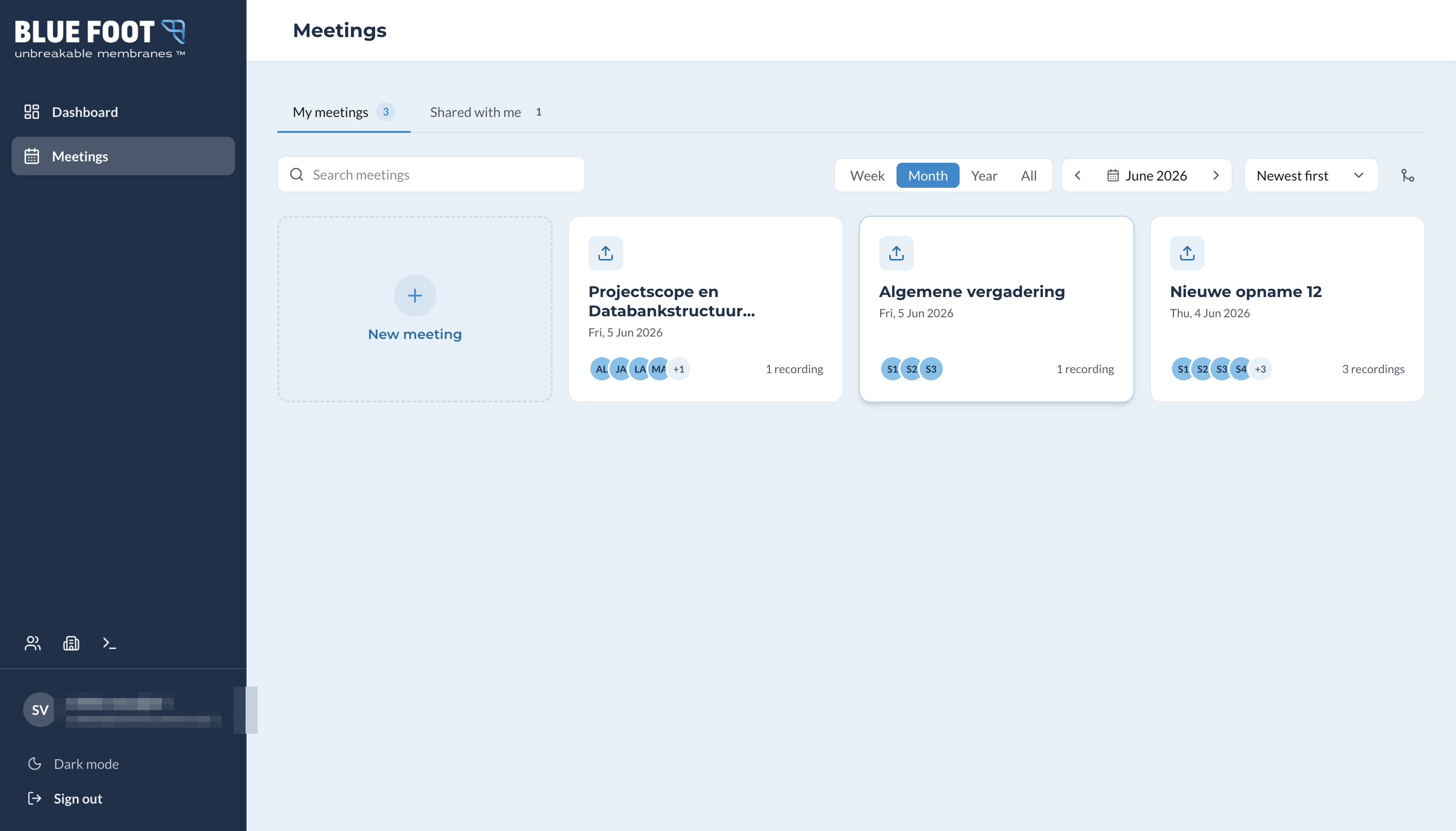 Blue Foot AI vergaderoverzicht met vergaderkaarten, een zoekbalk en datumfilters.